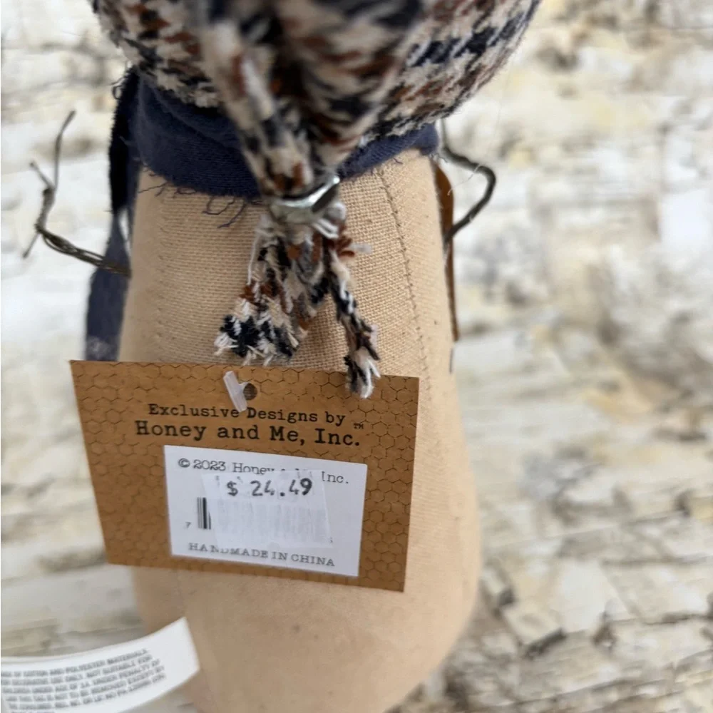 Charming “Corey the Snowman” figurine with Blue Scarf - Picture 8 of 9